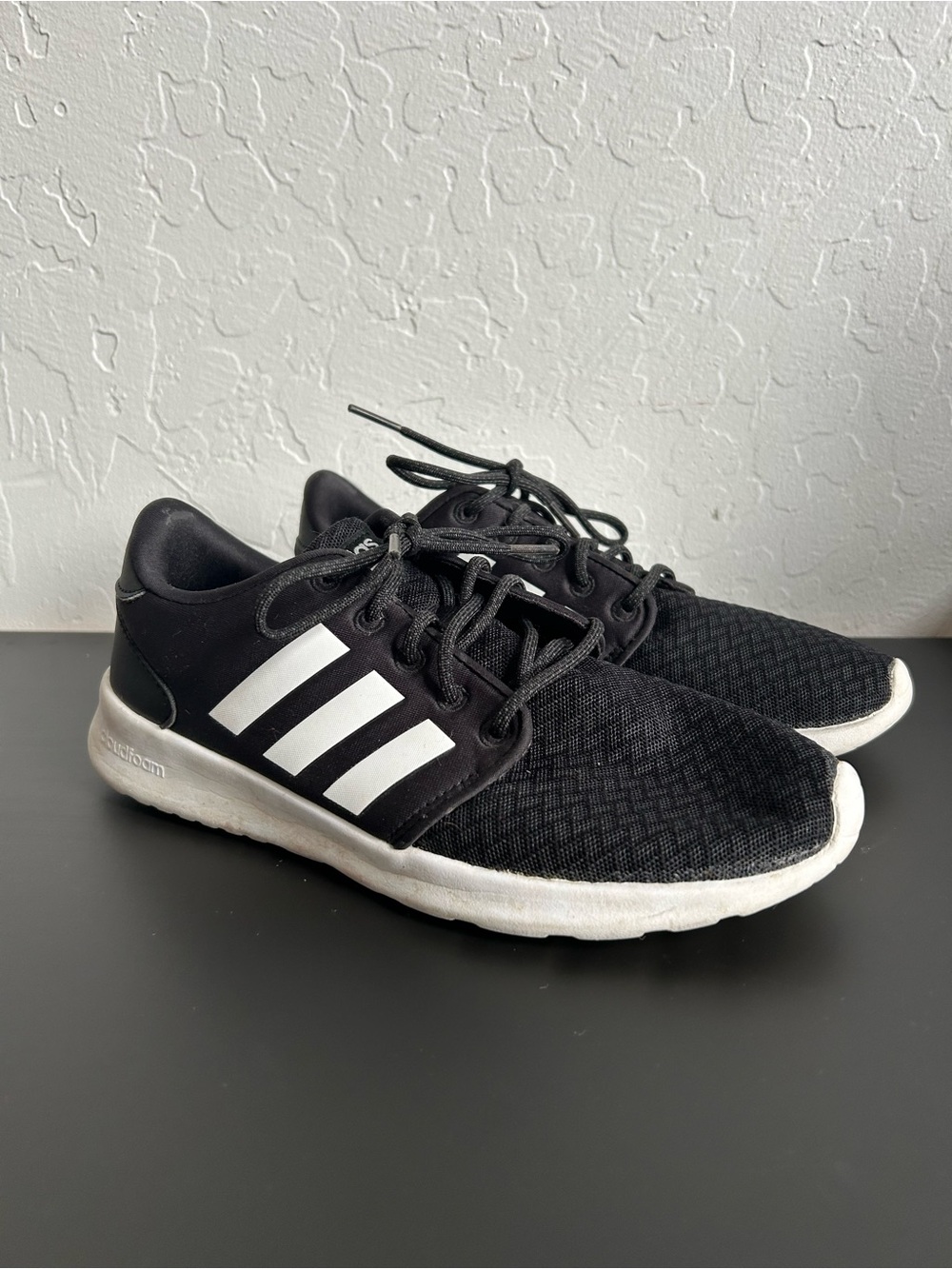 Adidas Women’s Size 6 1/2 Black and White Gym/Casual Cloudfoam Sneakers - Picture 2 of 6